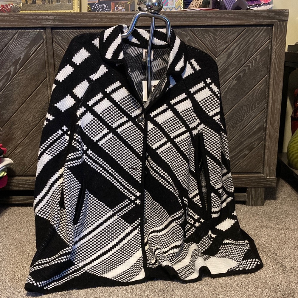 NWT Anne Klein Chic Black and White button down Sweater cape with pockets